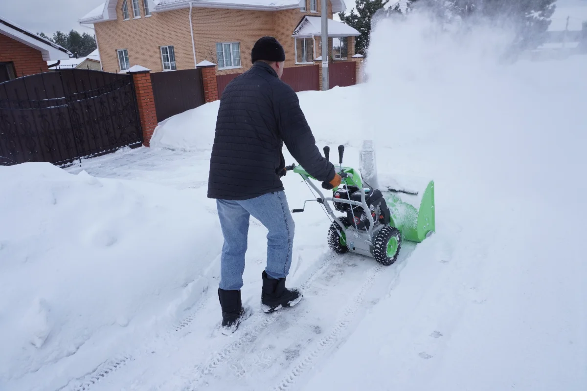 Winterdienst in Hamburg von Clean Days mit Schneeräumung und Streudienst für Gehwege